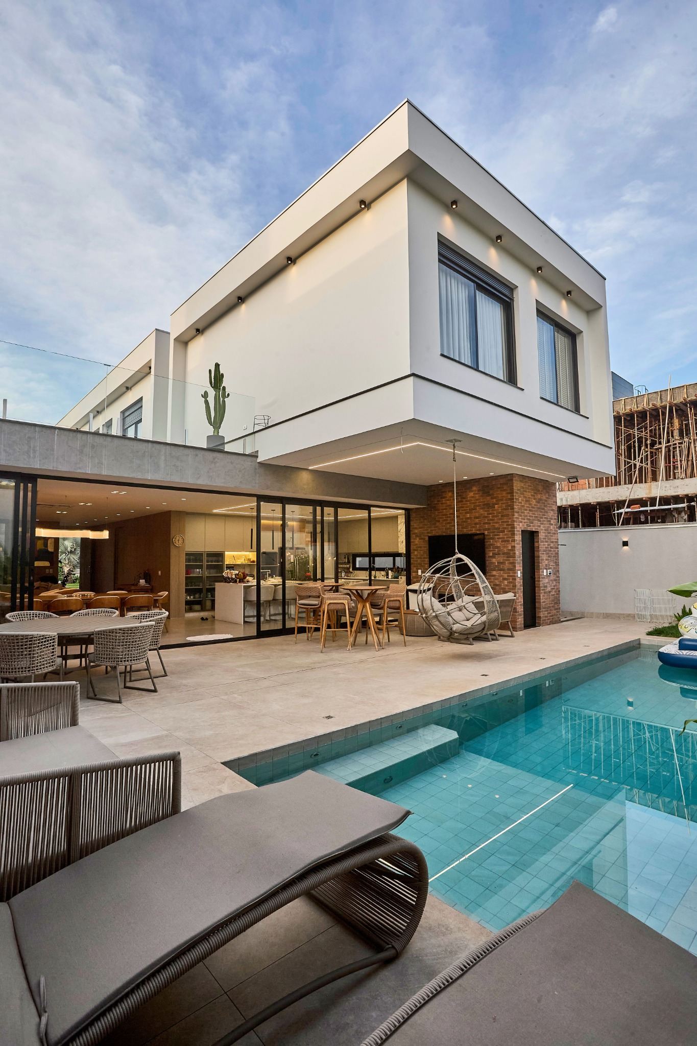 Residência contemporânea com piscina