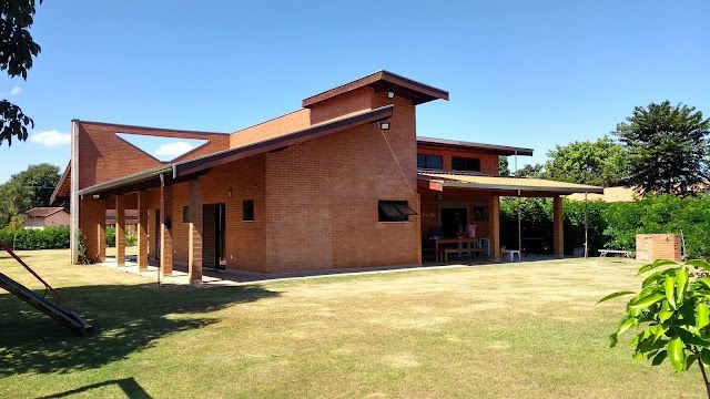 Casa com tijolo aparente